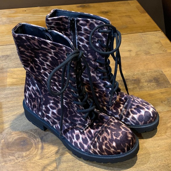 Steve Madden Velvet Leopard/ Cheetah Combat Boots size 7.5 NWOT - Picture 1 of 9